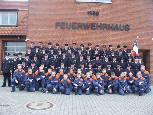 Bild der Wehr mit Jugendfeuerwehr